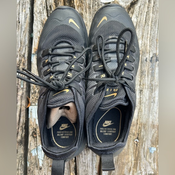Nike Air Max Axis Women’s Black & Metallic Gold Running Athletic Shoes Size 6.5 - Picture 7 of 8